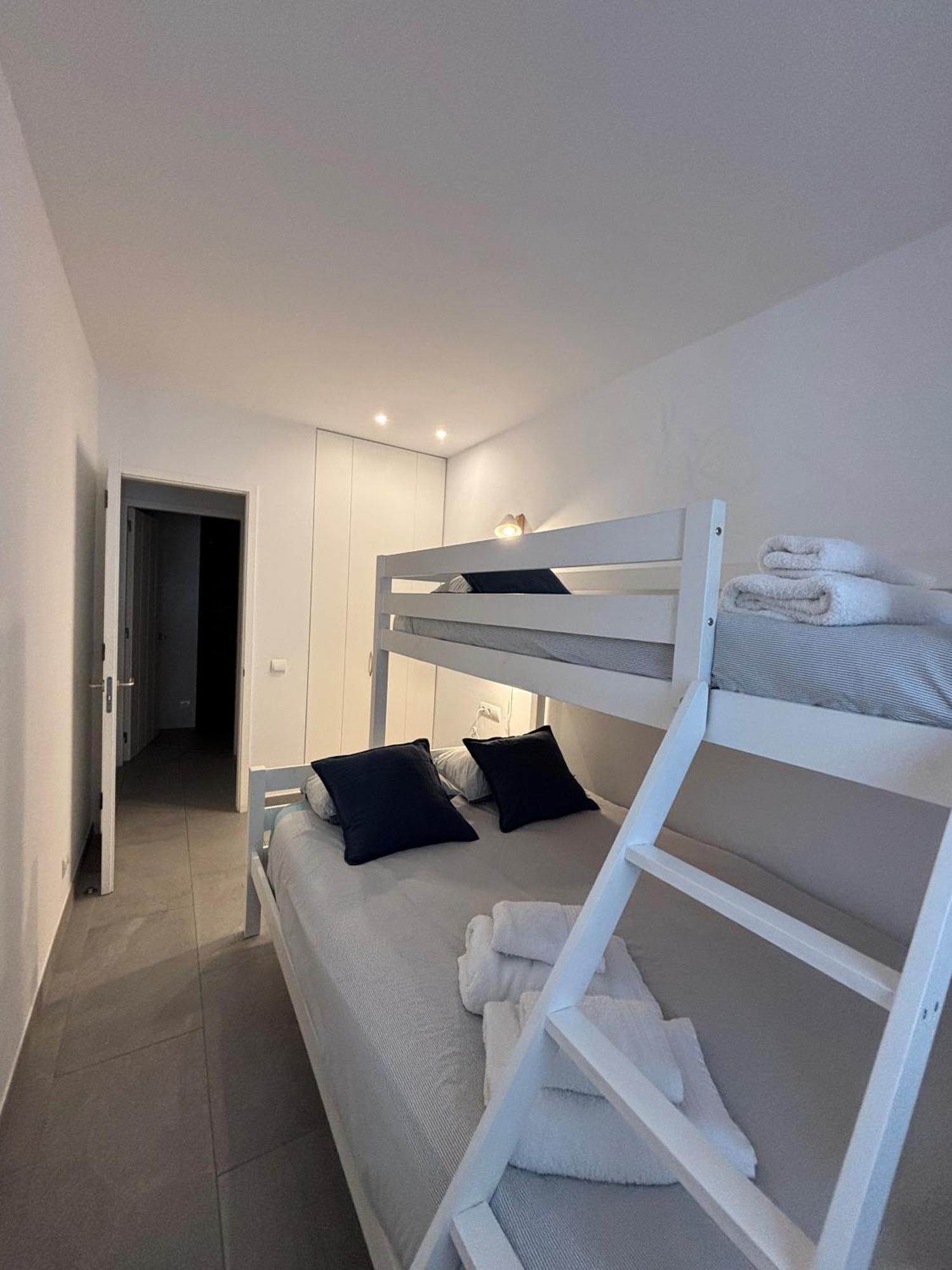 Apartamento Nuevo En El Centro Con Garaje Кадакес Екстериор снимка